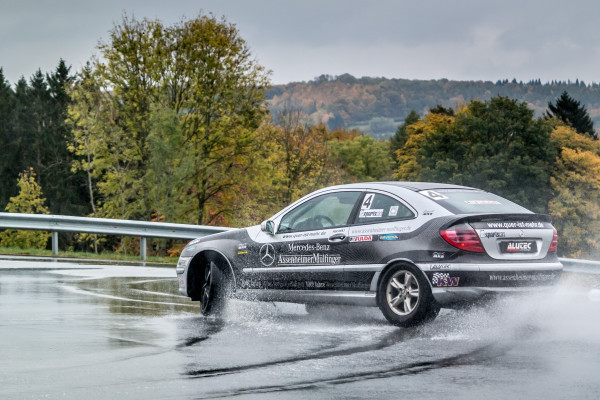 Theoretical/practical introduction to the basics of drifting