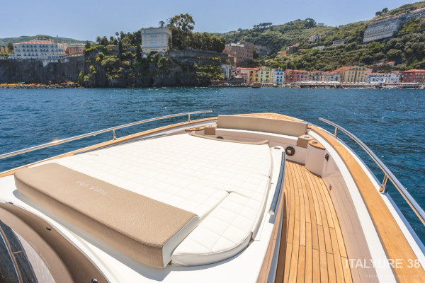 ITALYURE (38) Private tour in Premium Yacht from Sorrento to Capri and Positano