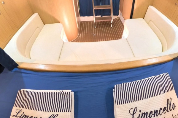 GENESI 930 Private tour in Premium Yacht from Sorrento to Capri and Positano