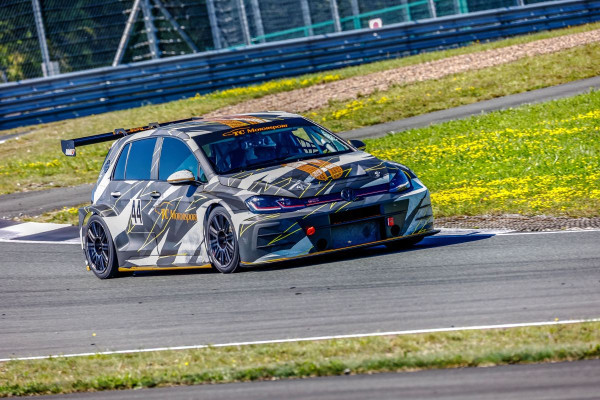 VW Golf TCR