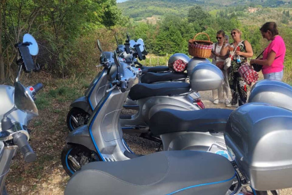 VESPA TOUR IN CHIANTI 