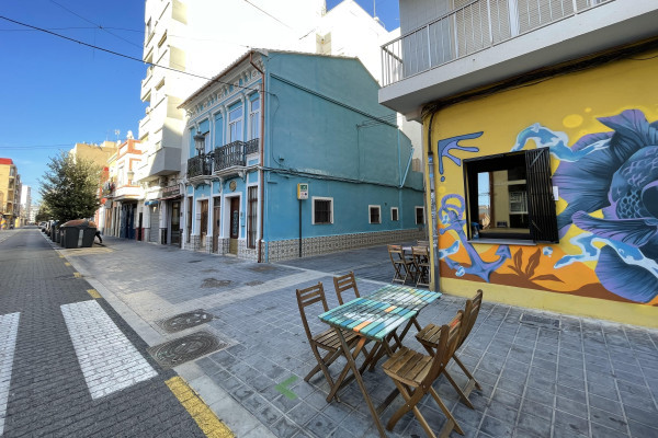 Colorful graffiti art on a historic building in El Cabanyal, blending tradition and modern urban creativity. 