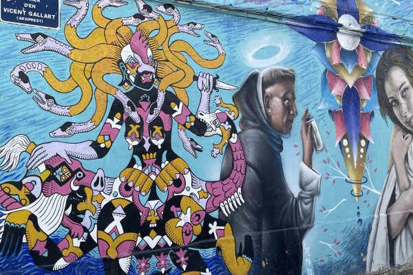Artistic mural on a residential facade, highlighting El Cabanyal’s transformation into a creative hub.