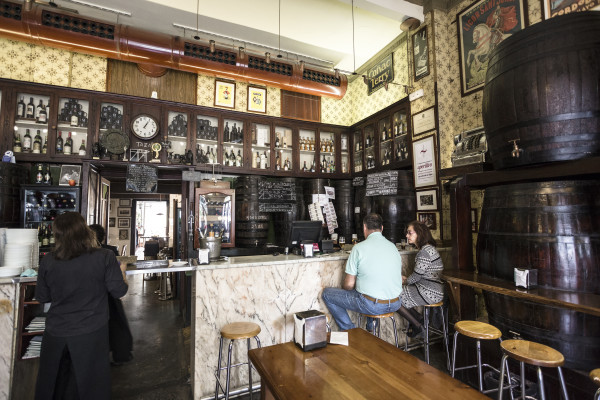 A traditional seafood restaurant in El Cabanyal serving local favorites like clóchinas.