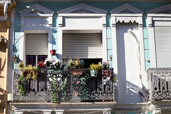 A quaint corner in El Cabanyal featuring historic architecture and bohemian charm.