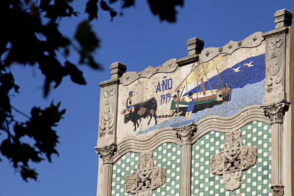 Vibrant ceramic-tiled facade of a Popular Modernism house in El Cabanyal, showcasing Valencia’s rich architectural heritage.