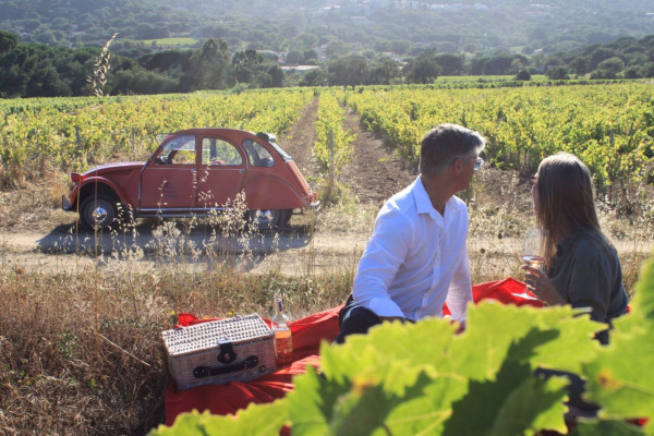 Wine tour 2CV couple saint tropez