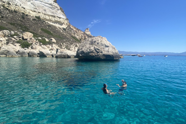 "Exclusive experience between turquoise sea and breathtaking cliffs"