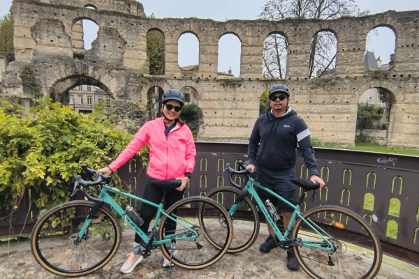 Start your day in the historic center of Bordeaux and finish in beauty surrounded by Saint-Emilion vineyards