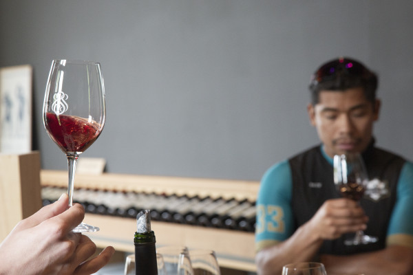 Explore the Bordeaux wine routes by Gravel Bike and taste some of the most prestigious wines of the Médoc region.