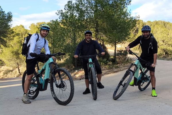 Smiles, pine trees, and no crowds—your Valencia e-MTB tour is private, personal, and packed with natural charm 