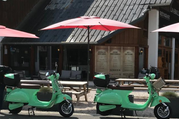 electric Vespa in Bauge 