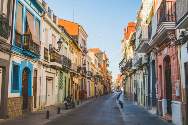 Discover El Cabanyal’s vibrant architecture on your Valencia cruise bike tour