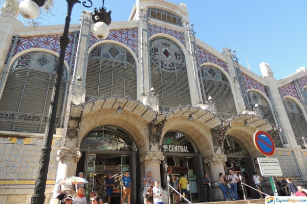 Cruise passengers get a taste of Valencia’s flavors at the iconic Central Market