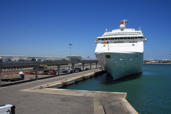 Easy meeting point near Tinglado 5 for cruise passengers starting their bike tour in Valencia