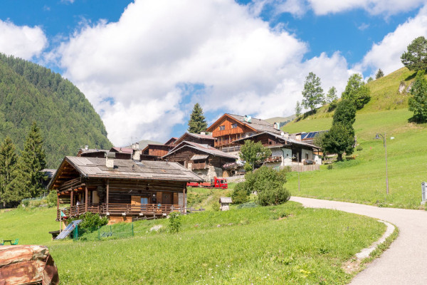 Jia a pe a Ciampedel - Prepararsi ad un'escursione in montagna! Archivio APT Val di Fassa