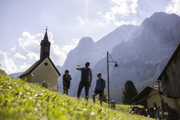 Jia a pe a Cianacei - Prepararsi ad un'escursione in montagna! Archivio APT Val di Fassa