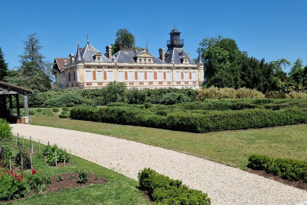 Explore the Margaux appellation and cycle through the most iconic landscapes of the Région.