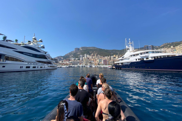 Sea excursion between Nice and Monaco aboard our Black Tenders semi-rigid boats. Discover prestigious villas, hidden coves, and exceptional panoramic views of the French Riviera, accompanied by an experienced captain. An unforgettable journey combining re