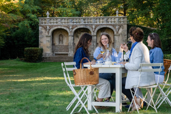 visitors during  pique-nique table
