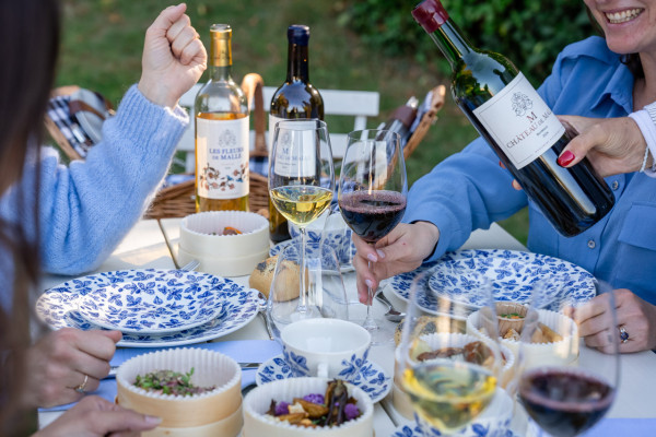 visitors during  pique-nique table