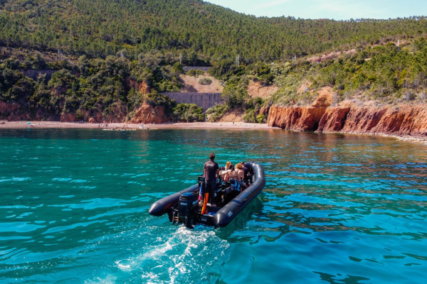 Explore the Calanques de l'Estérel from Cannes-Mandelieu: secret coves, red rocks, and turquoise waters for an unforgettable experience at sea.