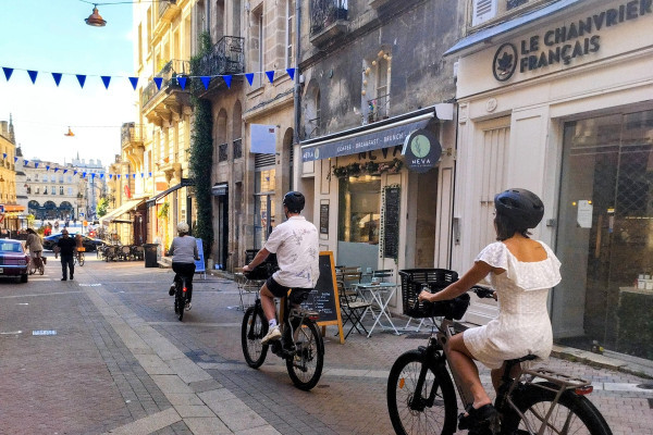Small group enjoying a guided e-bike adventure in Bordeaux.
