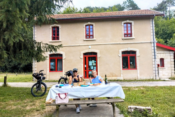 Picnic setup with local French products during the e-bike tour.