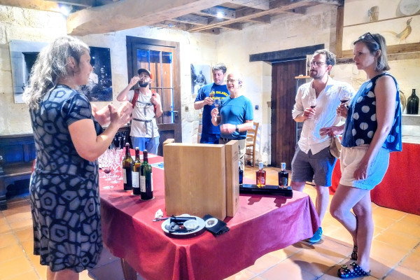 Wine tasting experience included in the e-bike tour to Saint-Émilion.