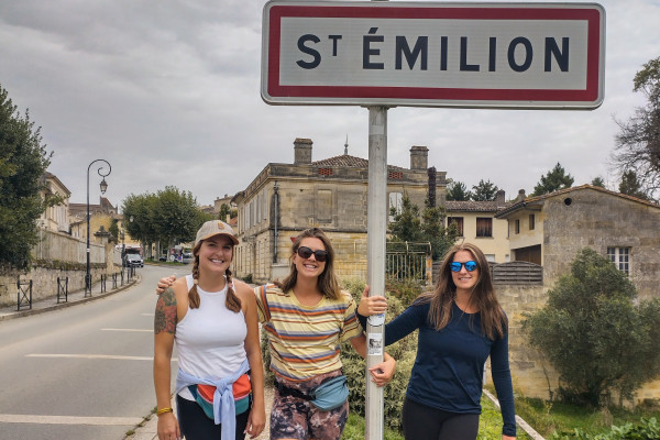 Cyclists arriving in the medieval village of Saint-Émilion by e-bike.