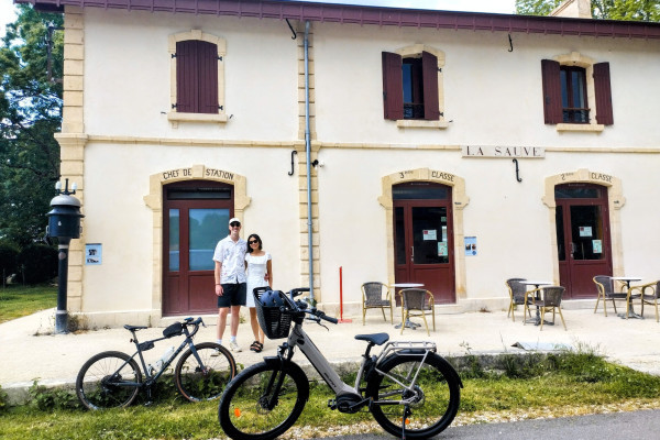 Guided e-bike tour crossing the Entre-Deux-Mers countryside.