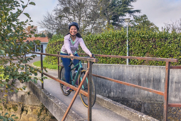 Guided gravel tour approaching a Bordeaux château.