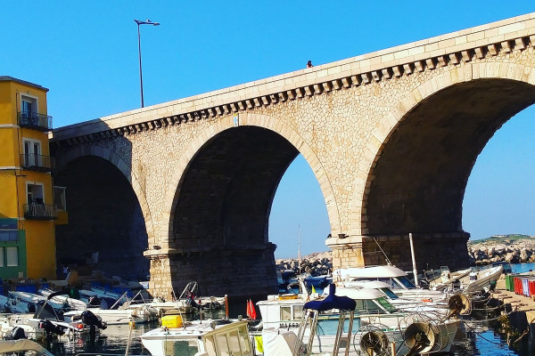 Drink and tapas break in the heart of the magnificent Vallon des Auffes, an iconic fishing port of Marseille.