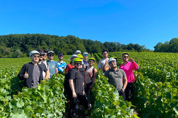 E-bike tours - group friends in the vines Champagne vineyards