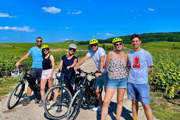 E-bike tours - group friends Champagne vineyards