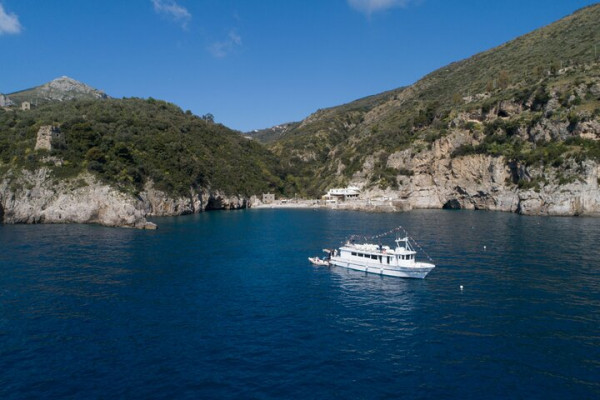 Boat tour from Salerno with a stop in Amalfi and an aperitif included
