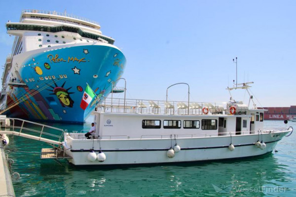 Boat tour from Salerno with a stop in Amalfi and an aperitif included
