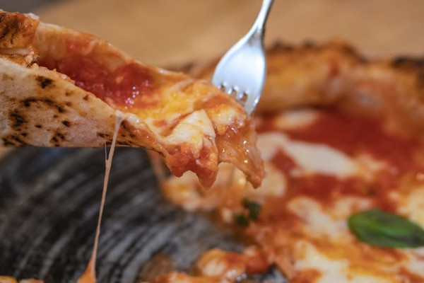 Neapolitan break: recharge your energy with an authentic pizza, included in the price!