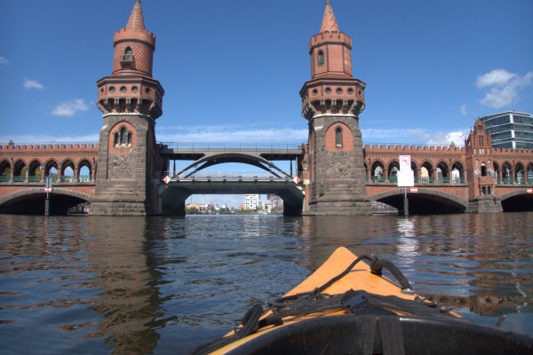 Die ikonische Oberbaumbrücke mit dem Kajak überqueren