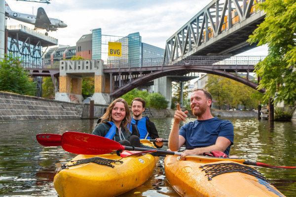 Im Zentrum Berlins entdecke die Stadt vom Wasser aus