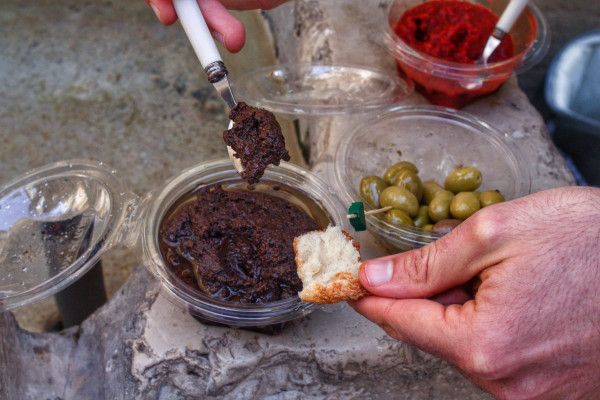 Provençal spreads and other appetizers served for aperitif, such as black olive tapenade, green olive tapenade, and anchoïade.