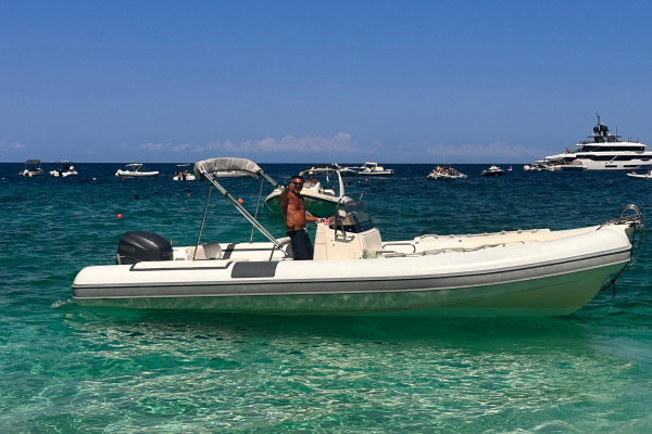 Comfortable boat with skipper