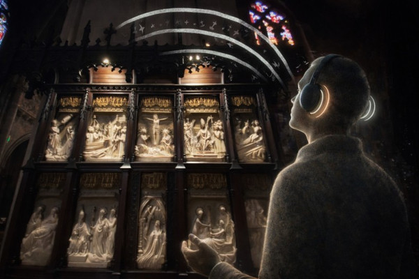 2026 Launch Visual: a visitor immersed in the story of Saint-Seurin, gazing at the alabaster sculptures brought to life by dramatic lighting.
