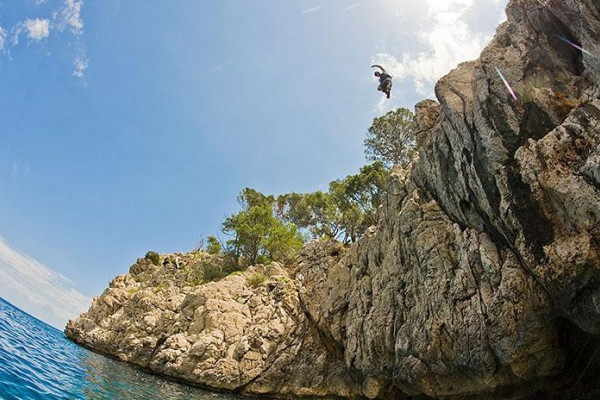 Klippenspringen an der Steilküste von Mallorca