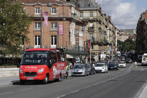 Le minibus et ses passagers s’apprêtent à traverser la Garonne en empruntant le Pont Neuf Le minibus et ses passagers s’apprêtent à traverser la Garonne en empruntant le Pont Neuf