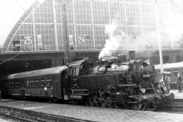 Unsere Tour quer durch die Geschichte der Leipziger Eisenbahn. 
Hier steht die BR 64 zur  Abfahrt mit dem Personenzug bereit.