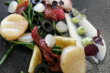 Jakobsmuscheln, Dip, Spargel, buntes Gemüse & getrocknete Tomaten