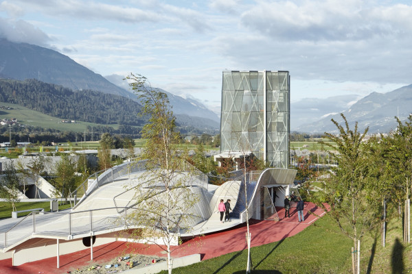 Spielturm und Spielplatz Spielturm und Spielplatz
