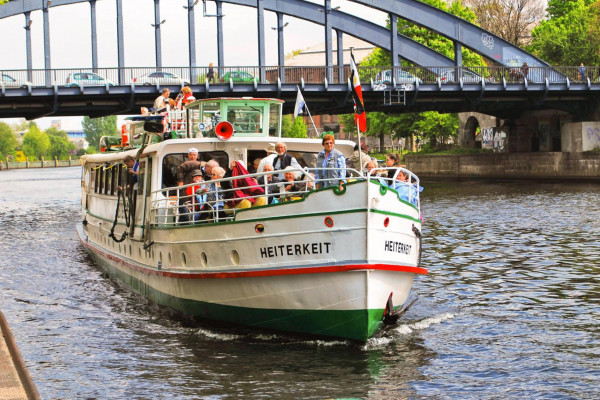 MS Heiterkeit am Lindenufer