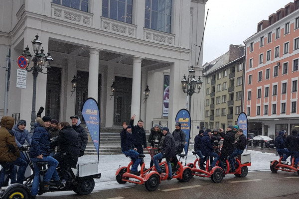 Warm-Up für die Weihnachtsfeier vor dem Gärtnerplatztheater